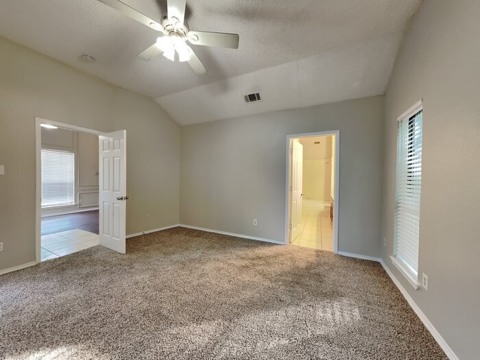 Building Photo - 104 NE Timber Ridge Dr