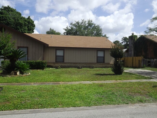 Building Photo - Cozy 2 Bed 2 bath home with lush Back yard