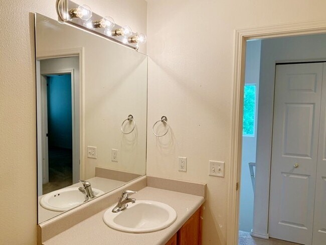 Building Photo - East Anchorage Townhouse with Yard, Garage, and W/D In unit! Close to JBER!