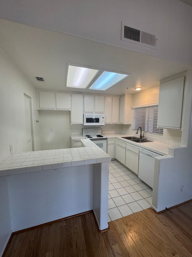 Building Photo - 1 Bedroom 1 Bathroom Available in Sierra V...