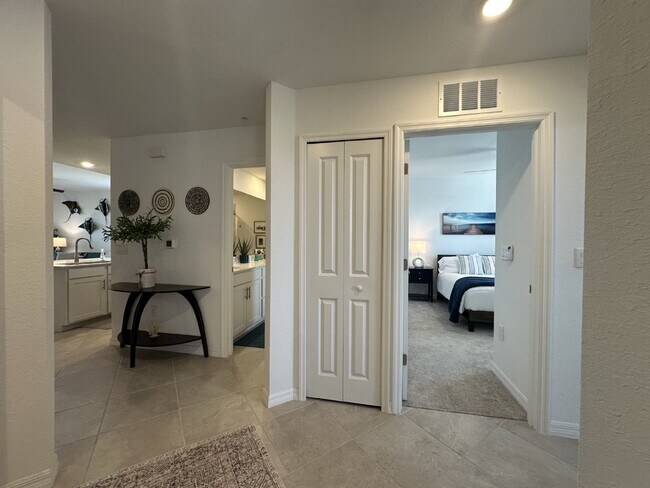 Building Photo - "Spacious 3-Bed with 2 Baths Condo in Prime Venice Location"