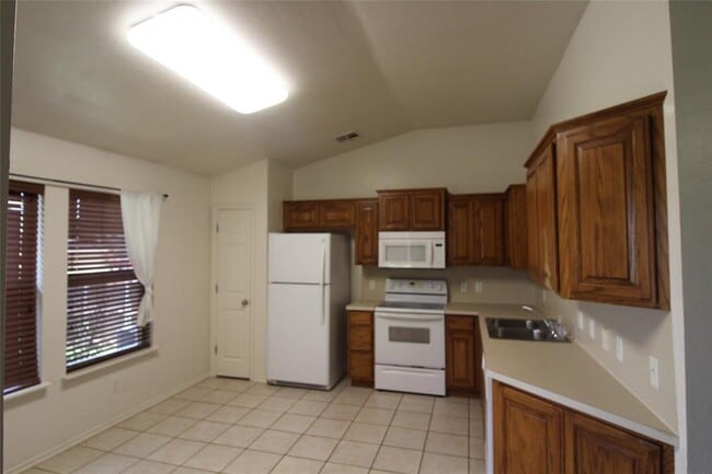 Building Photo - 2821 Edgemere Dr