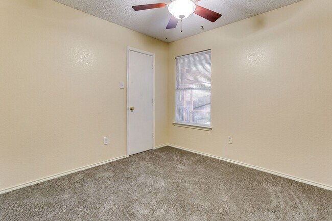 Building Photo - Excellent 3 Bedroom 2 Bath with many featu...