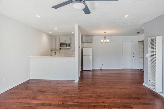 Building Photo - 363 Eden Roc Dr