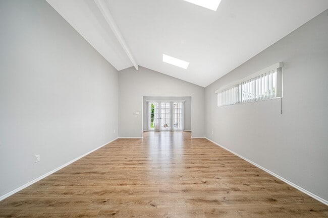 Building Photo - 4/Bed, 4/Bath Home with Parking, Washer/ Dryer and Spa, Close to Chapman University/ Orange Circle