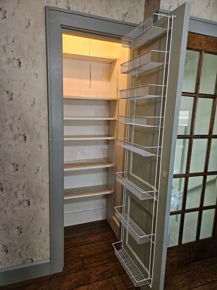 Large kitchen pantry - 4047 Mogadore Rd