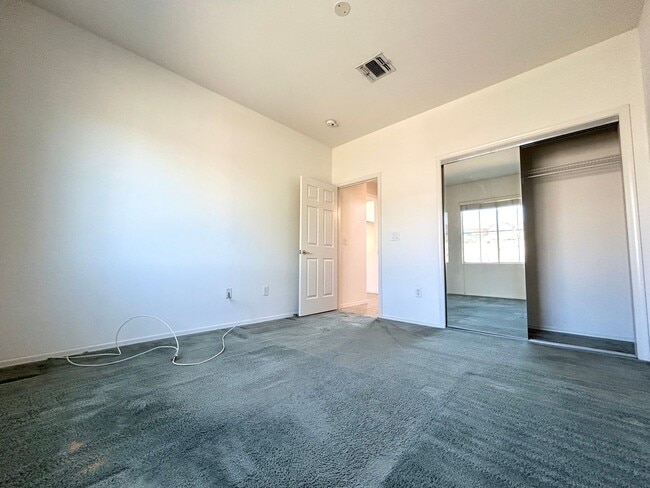 Building Photo - Single story 55+ community on golf course