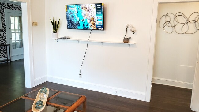 Building Photo - 1916 N Oliver Ave