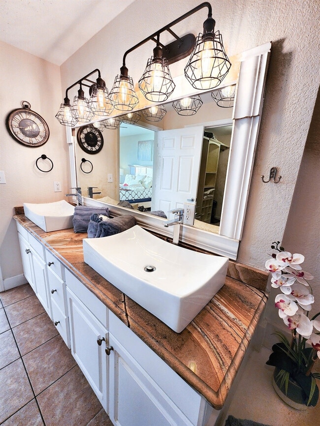 Building Photo - 16819 Front Beach Rd