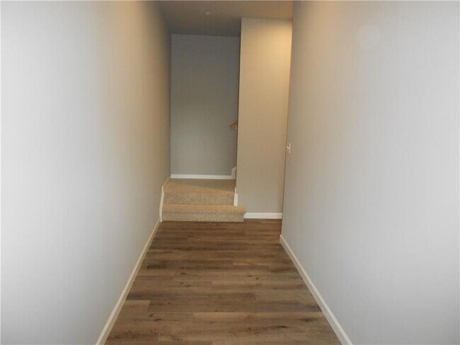 Building Photo - 1439 Hastings Cres