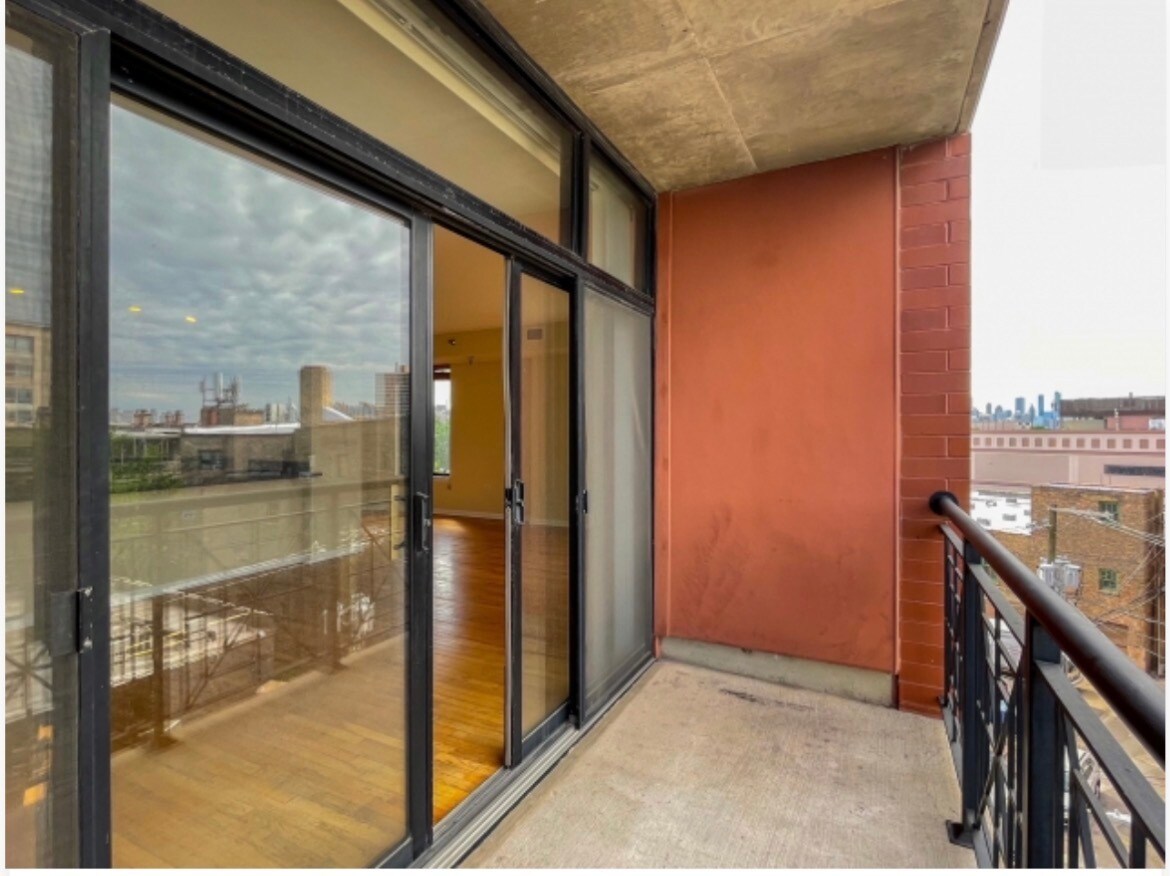 Building Photo - 3232 N Halsted St