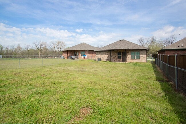 Building Photo - House for Lease in Denison