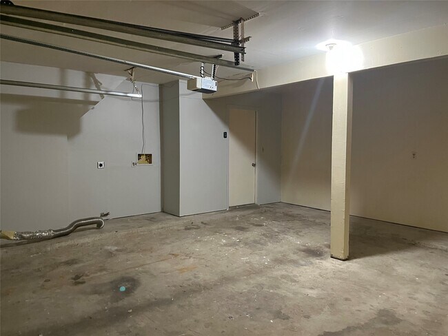 Building Photo - 65 Yewleaf Rd