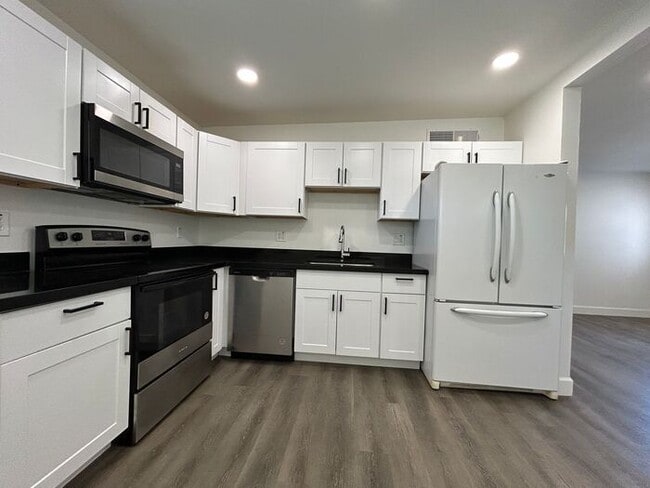 Primary Photo - 1254 W Manhatton Dr