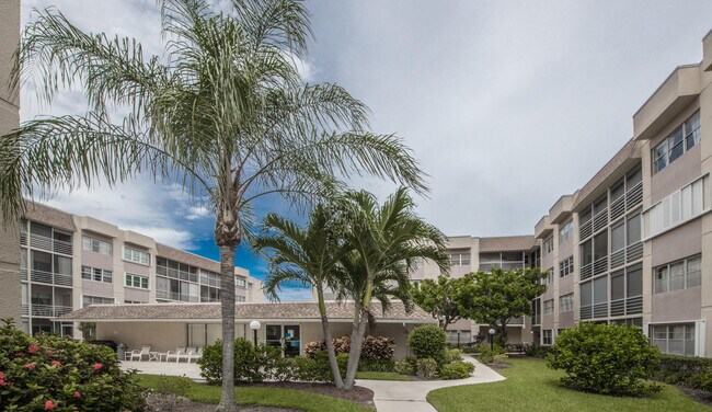 Building Photo - 1502 S Lakeside Dr