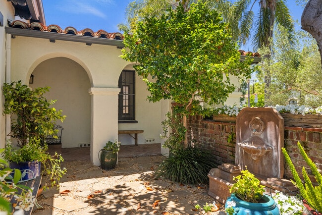 Primary Photo - 1116 S La Jolla Ave