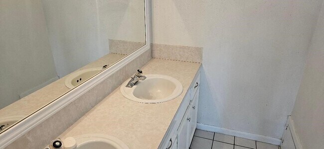 Building Photo - 9331 Meaux Dr