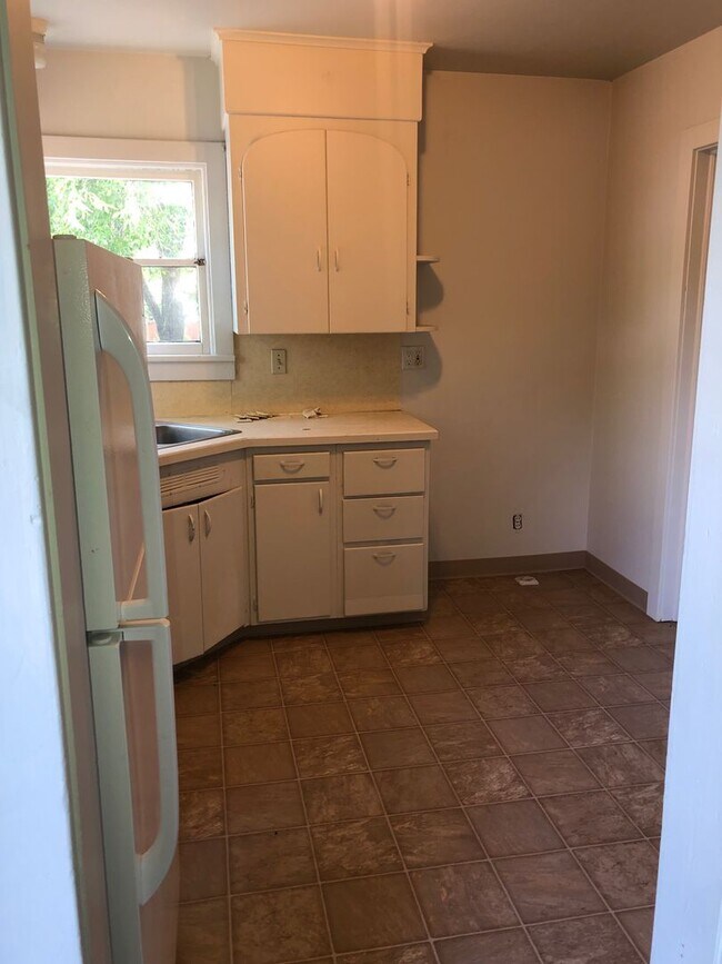 Building Photo - Campus 4 bedroom Available in December