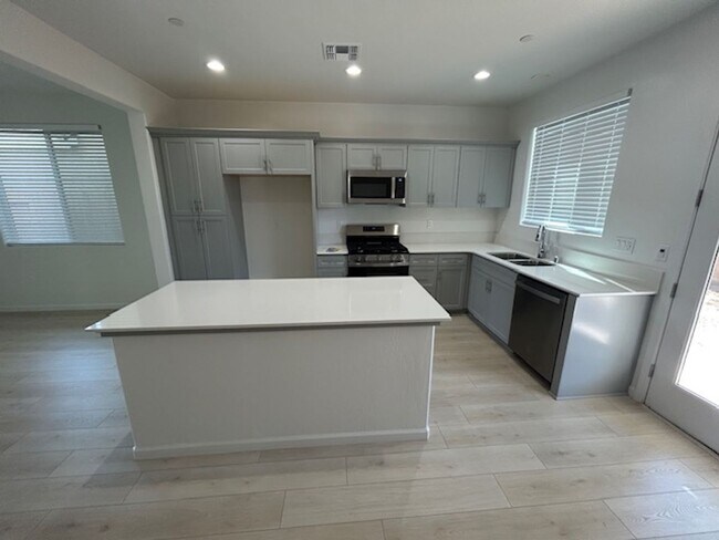 Building Photo - Brand new 4 bedroom 3 bathroom with solar in NW Visalia!!