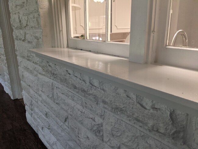 Building Photo - 901 N Azalea Dr