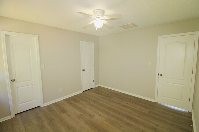 Building Photo - 3 Bedroom Home with a 1 Car garage!