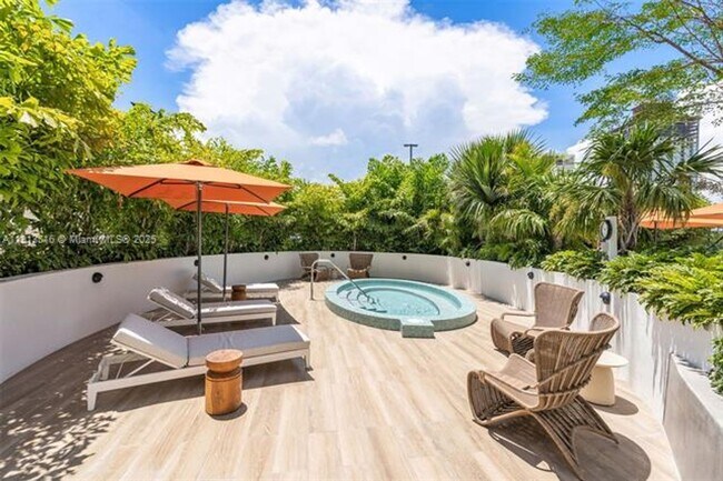 Building Photo - 700 NE 24th St