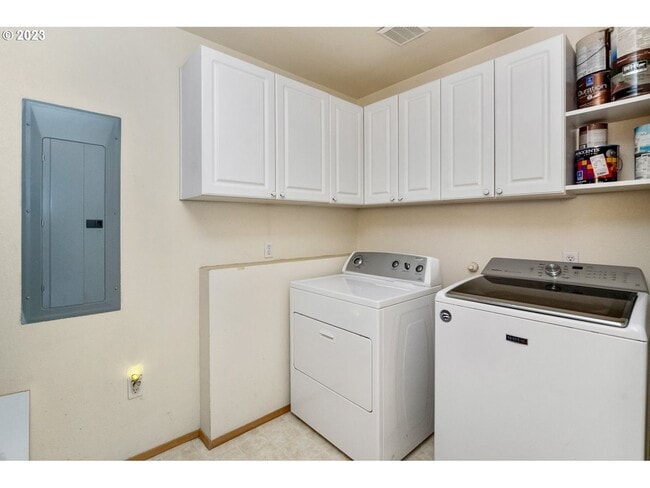 Building Photo - 2Bd/2Ba Second Floor Condo in SE with Washer & Dryer, 2 Car Dethatched Garage and a Serene Courty...