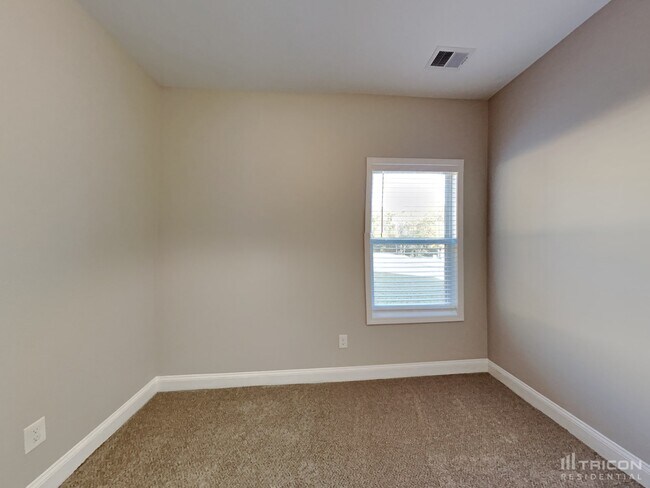 Building Photo - 402 Cranbrooke Dr