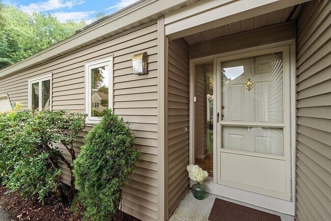 Building Photo - 5 Daybreak