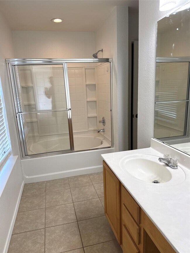 Building Photo - 2114 Cottontail Dr