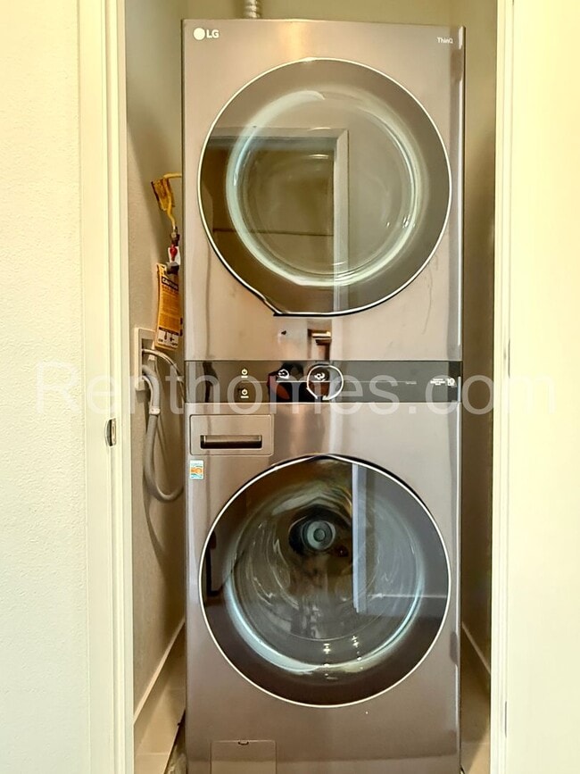 Building Photo - Otay Mesa, 5841 Seacliff Pl #95, LVP Flooring, Quartz Counters, 8 Solar Panels, AC, 2 Car Garage.