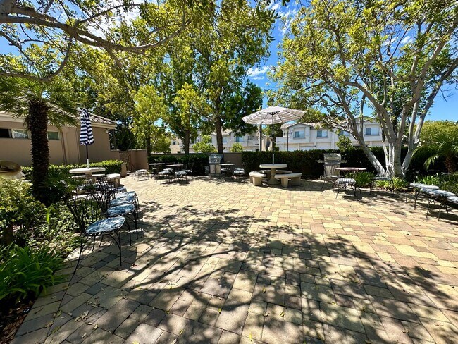 Building Photo - Spacious 2BD Condo with a garage!