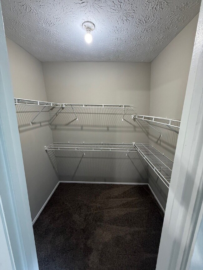 Building Photo - Oversized 1 Bedroom Upstairs Apartment For Rent!