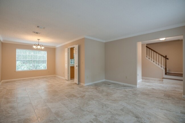 Building Photo - 11 Robin Run Dr