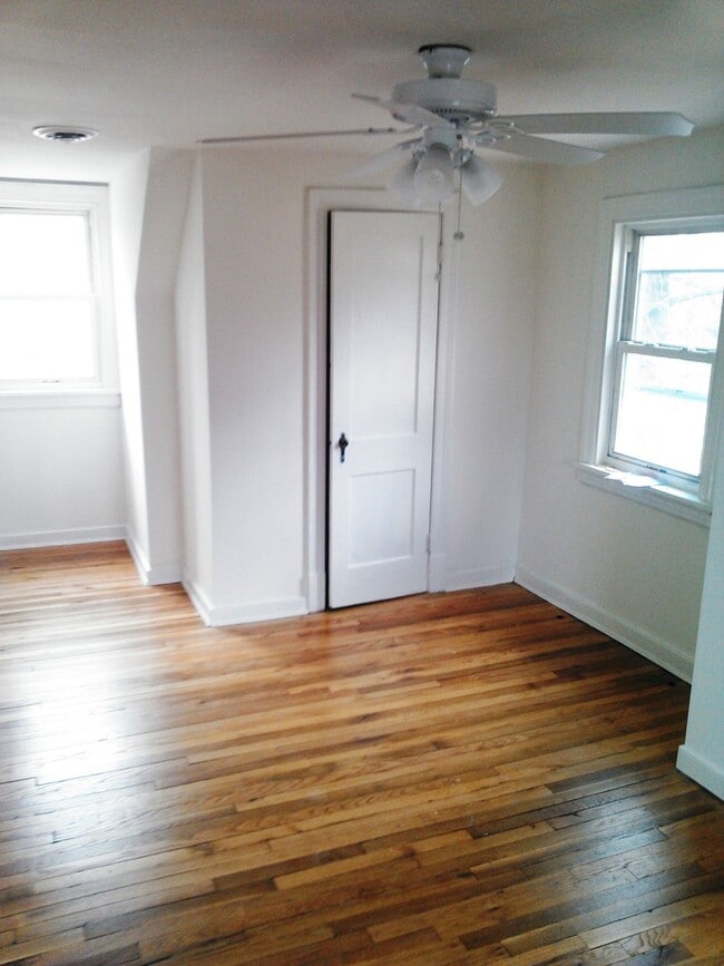 Building Photo - 3 BR / 1.5 BA Cute Cape Cod with a garage for Rent in Lakeside!
