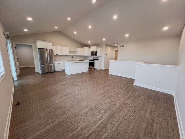 Building Photo - 3 Bedroom Lookout