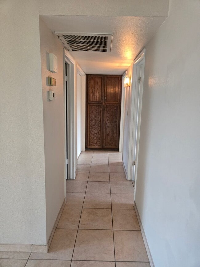 Building Photo - Beautiful 3 Bed 1.75 bath Corner lot, with...