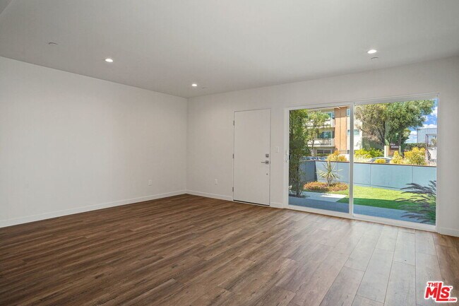 Building Photo - 1166 Cochran Ave