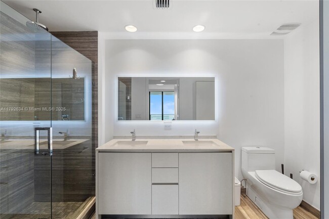Building Photo - 1010 Brickell Ave