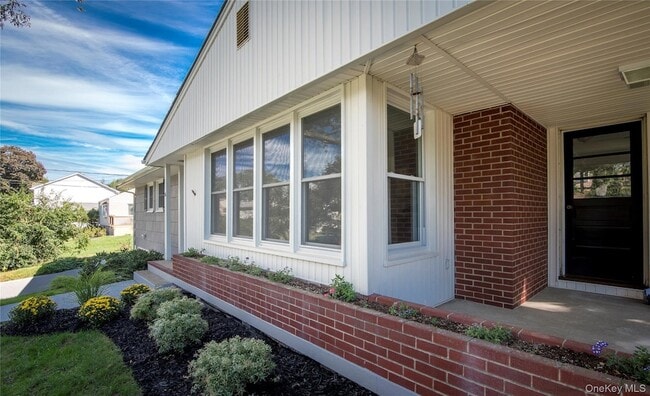 Building Photo - 16 Elmwood Dr