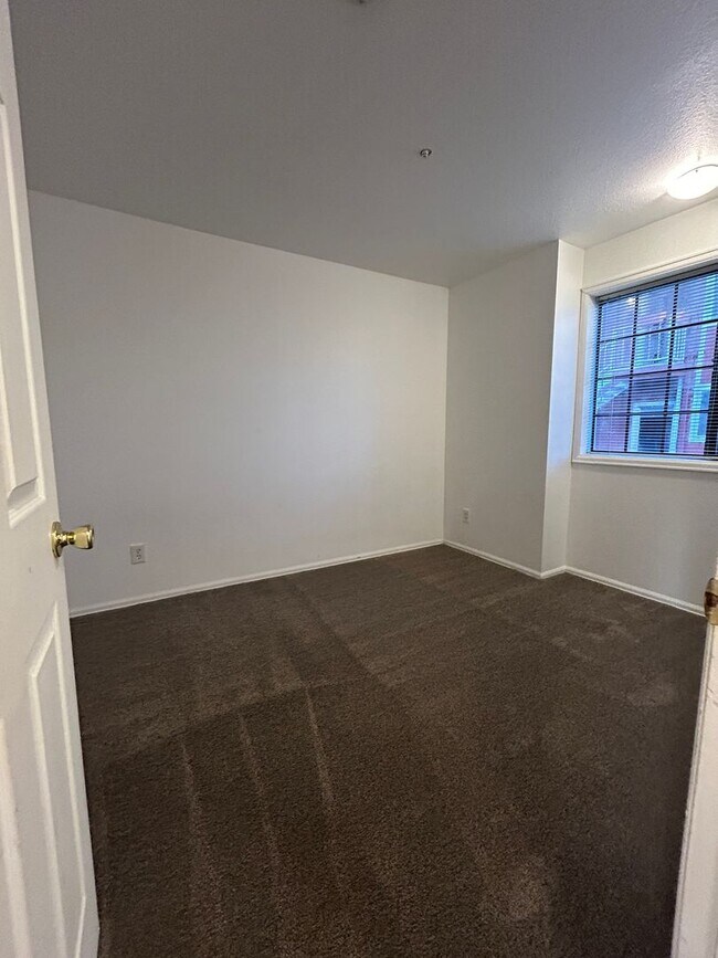 Building Photo - 2-Bedroom Condo for Rent in North Boulder