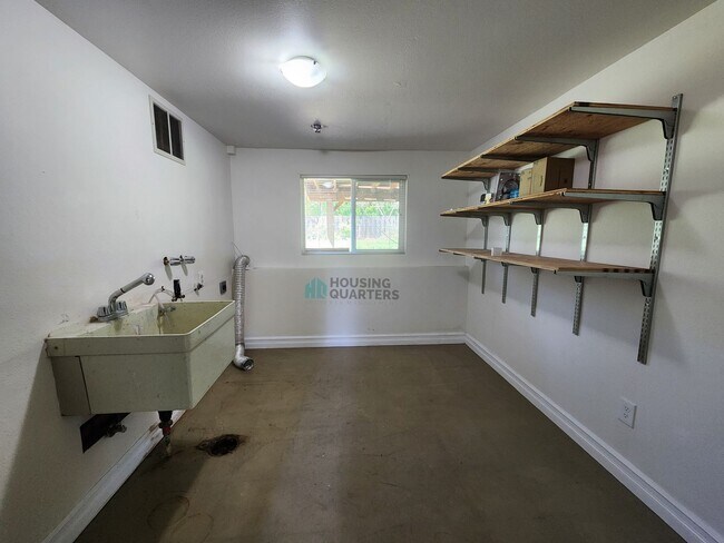 Building Photo - Single family home with large back yard!