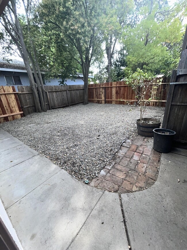 Building Photo - 7312 S Land Park Dr