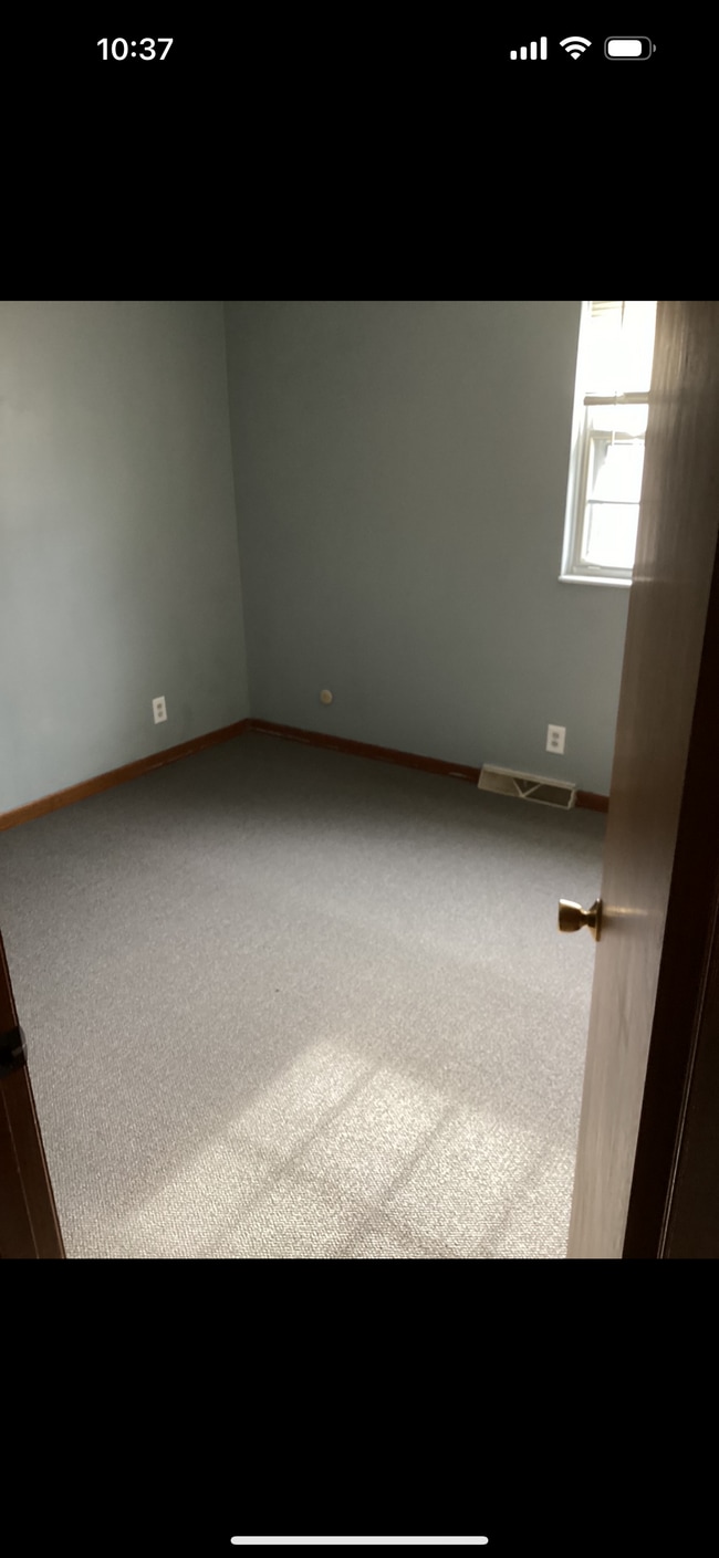 Building Photo - 495 Meadow Ln