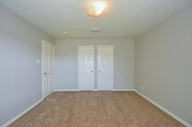 Building Photo - 5961 Whispering Lakes Dr