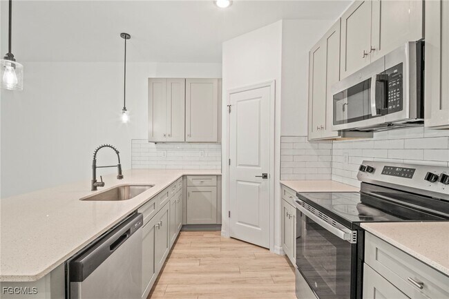 Building Photo - 627 SE 13th Pl
