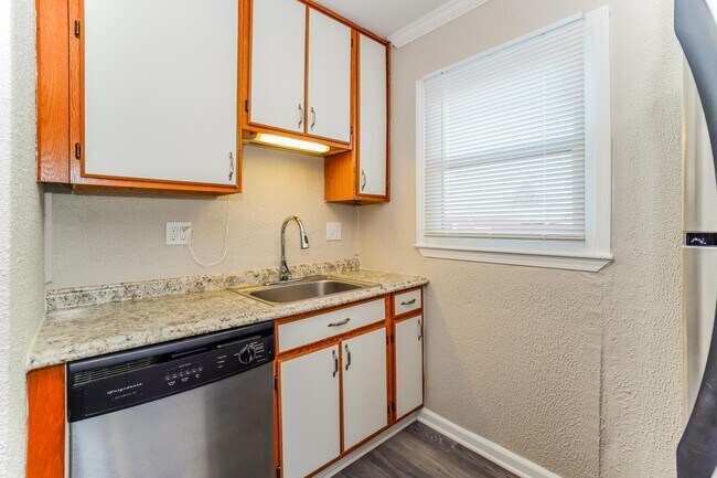 Building Photo - 494 Eldon Ave
