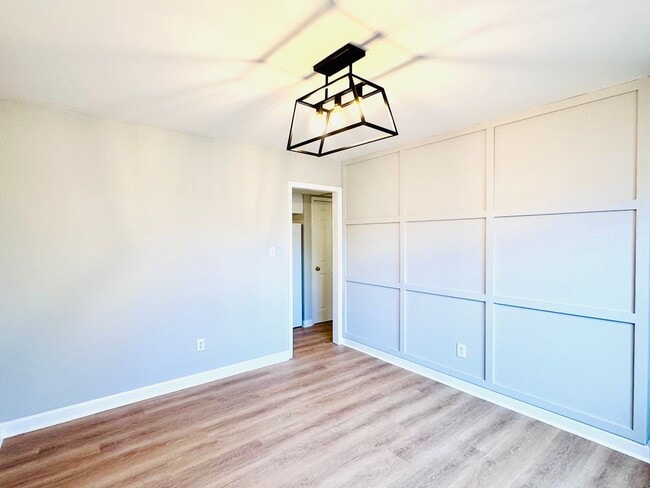 Building Photo - Spacious 5-bedroom home situated on a desirable corner lot!