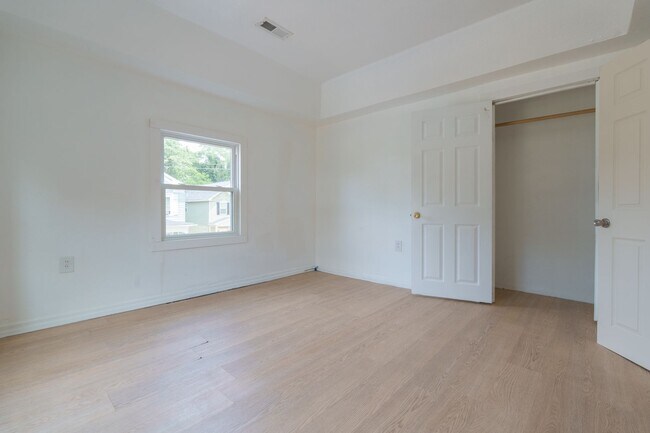 Building Photo - MOVE IN READY 4 Bedroom in Suffolk!