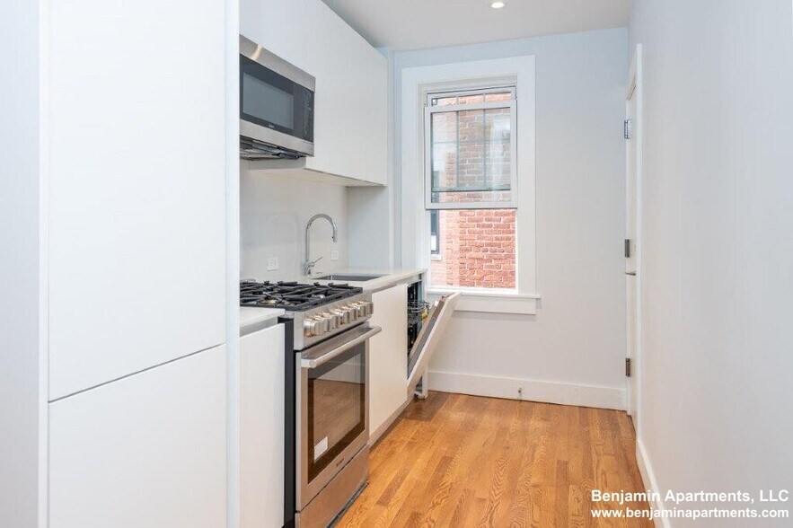 Building Photo - 18 Forest St